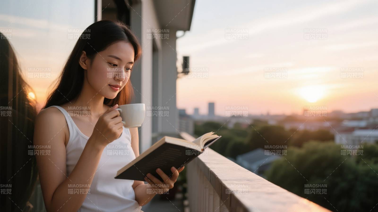 夕阳下读书的女孩图片
