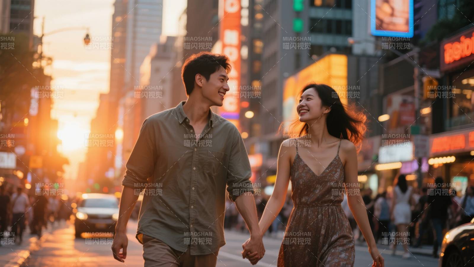 城市黄昏牵手行图片