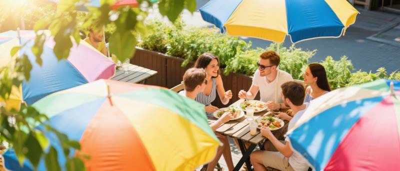 彩虹伞下共进午餐图片