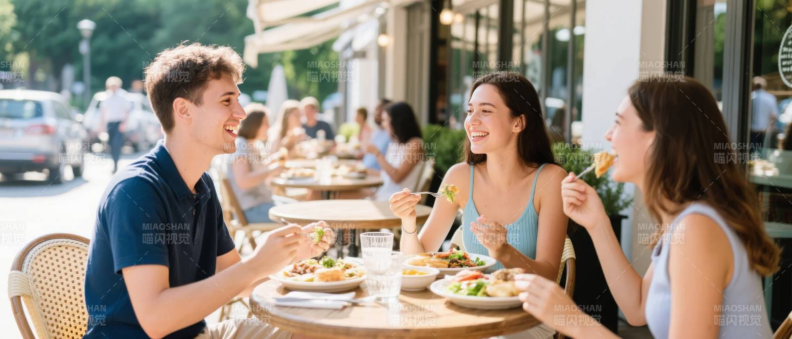 朋友聚餐 欢笑不断图片