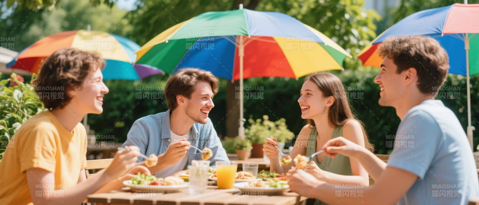 朋友户外聚餐欢乐时光图片