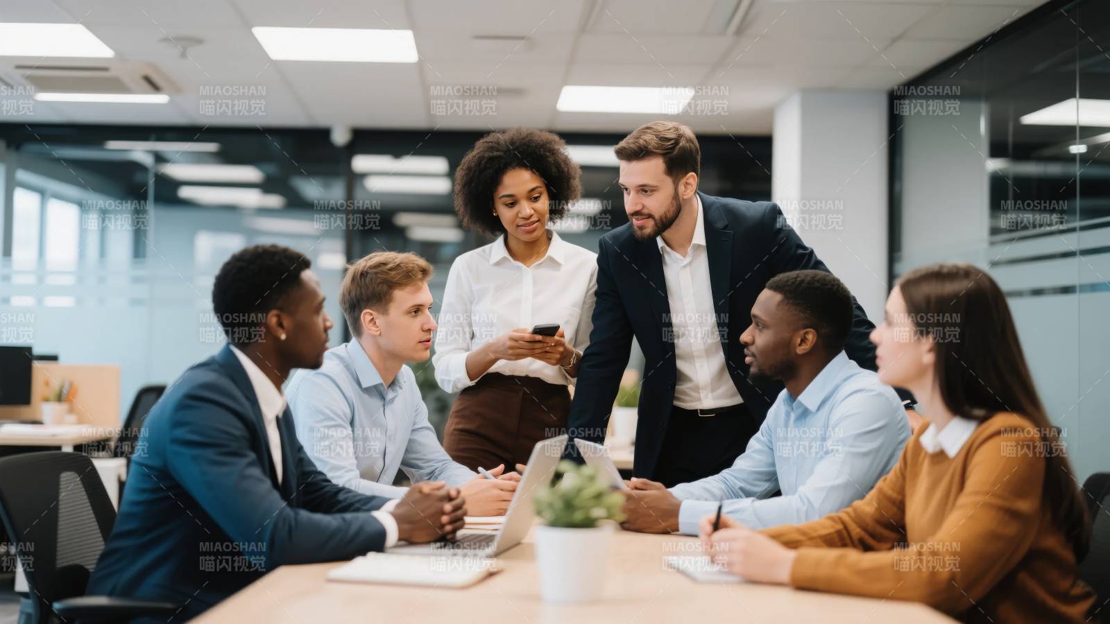 团队会议讨论中图片