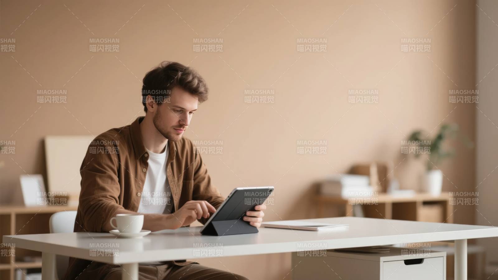 专注工作中的男子图片