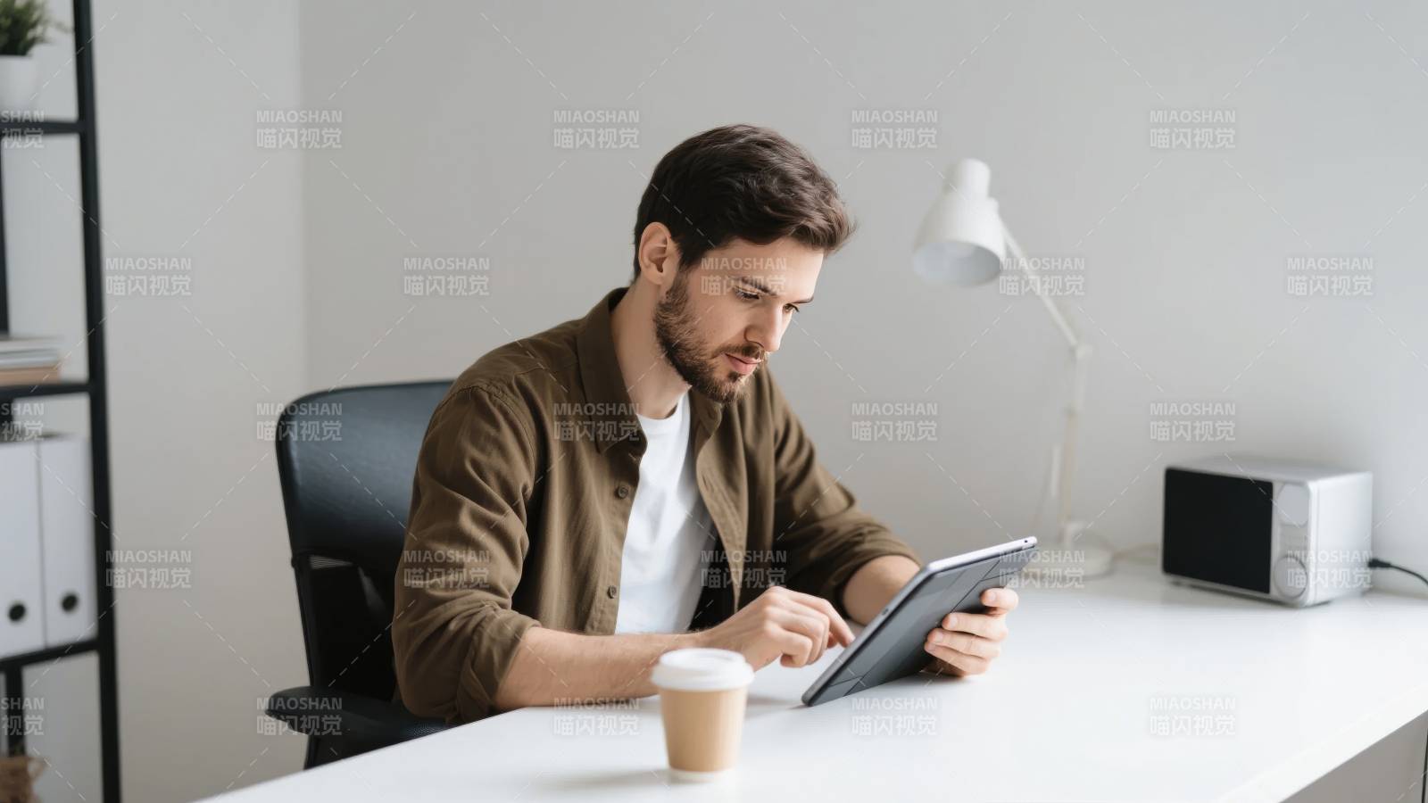 专注工作中的男人图片