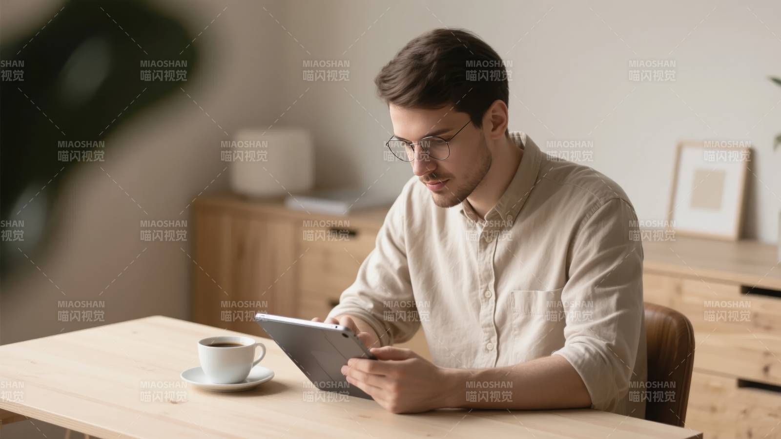 男子专注使用平板图片