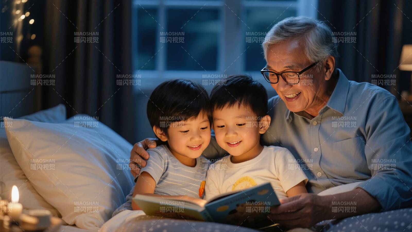 爷爷陪孙儿读绘本图片