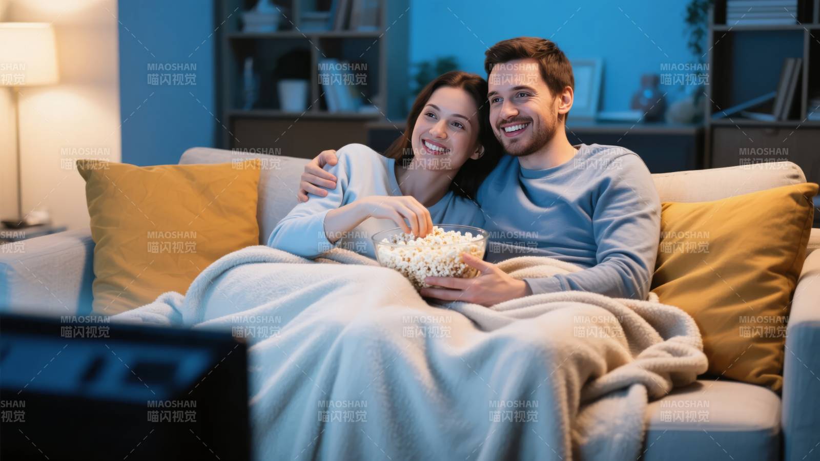 情侣观影温馨时刻图片