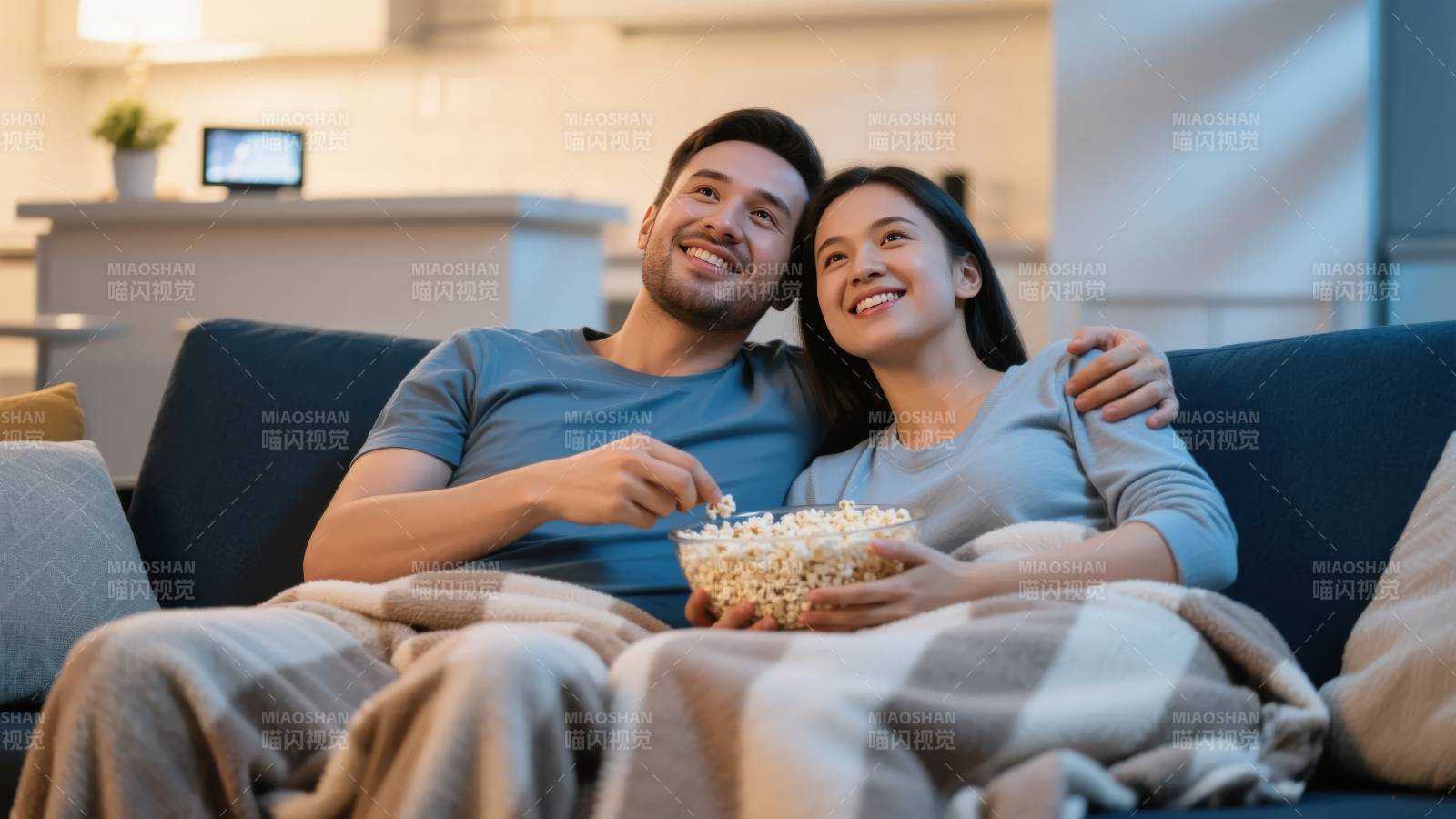 情侣沙发观影时光图片
