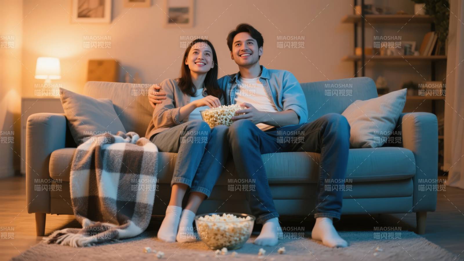 情侣沙发看电影图片