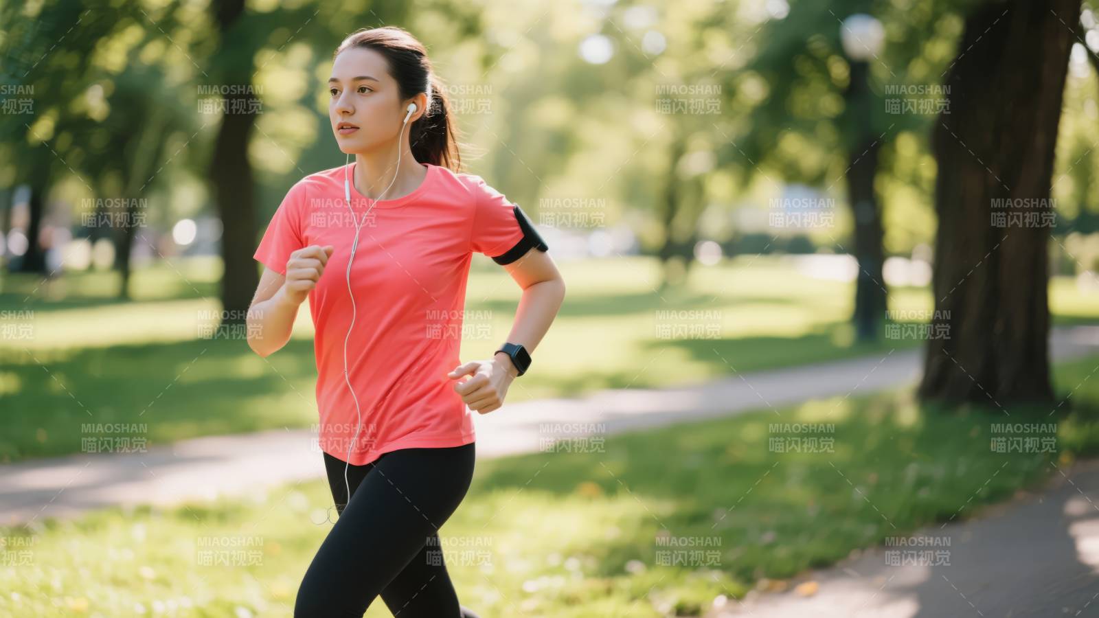 公园晨跑的女子图片