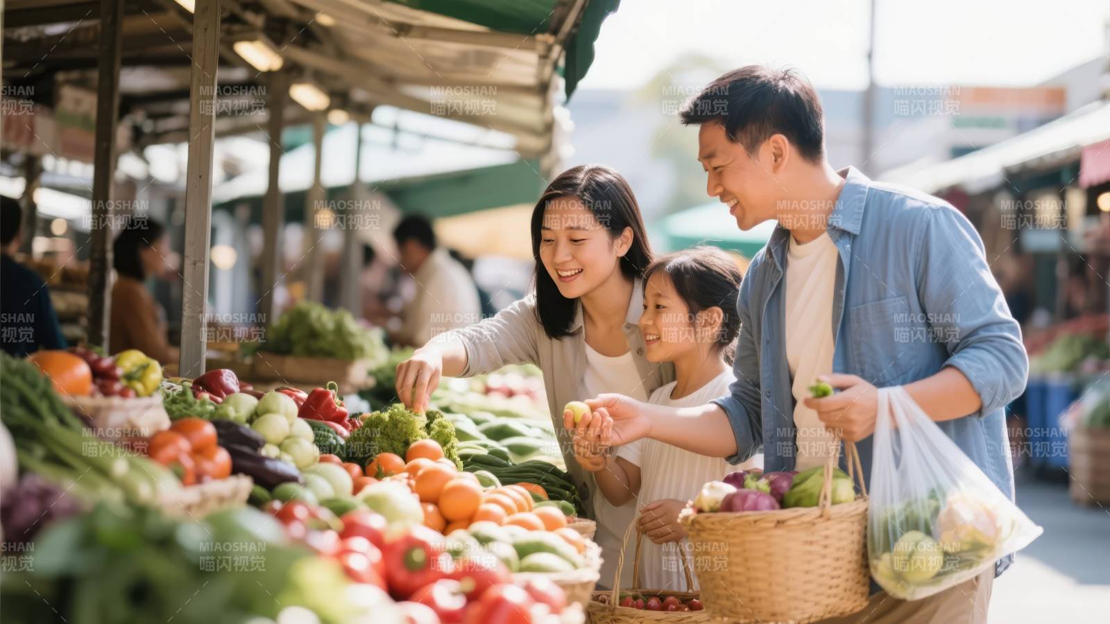 幸福一家逛菜市图片