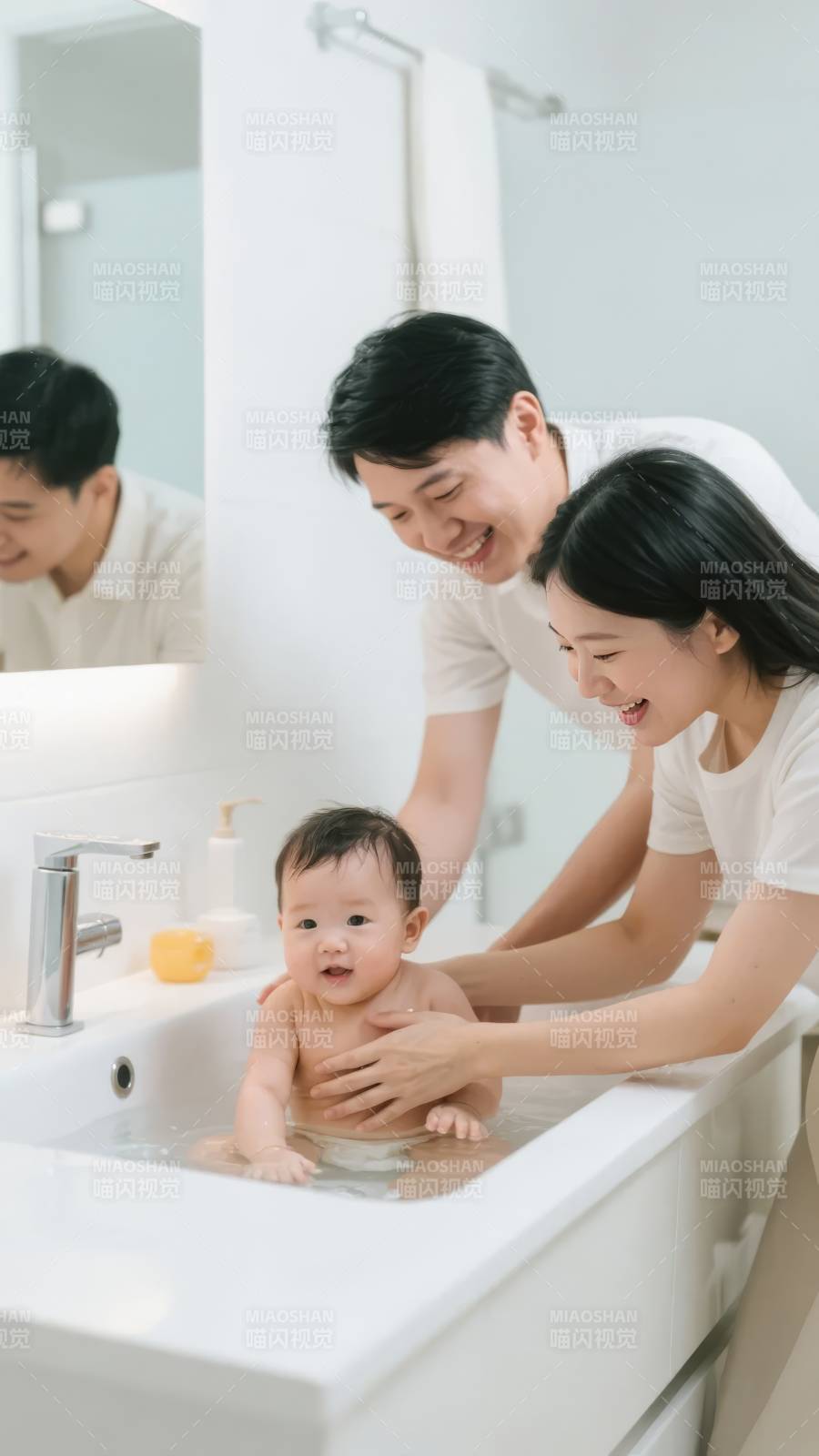 温馨家庭沐浴时光图片