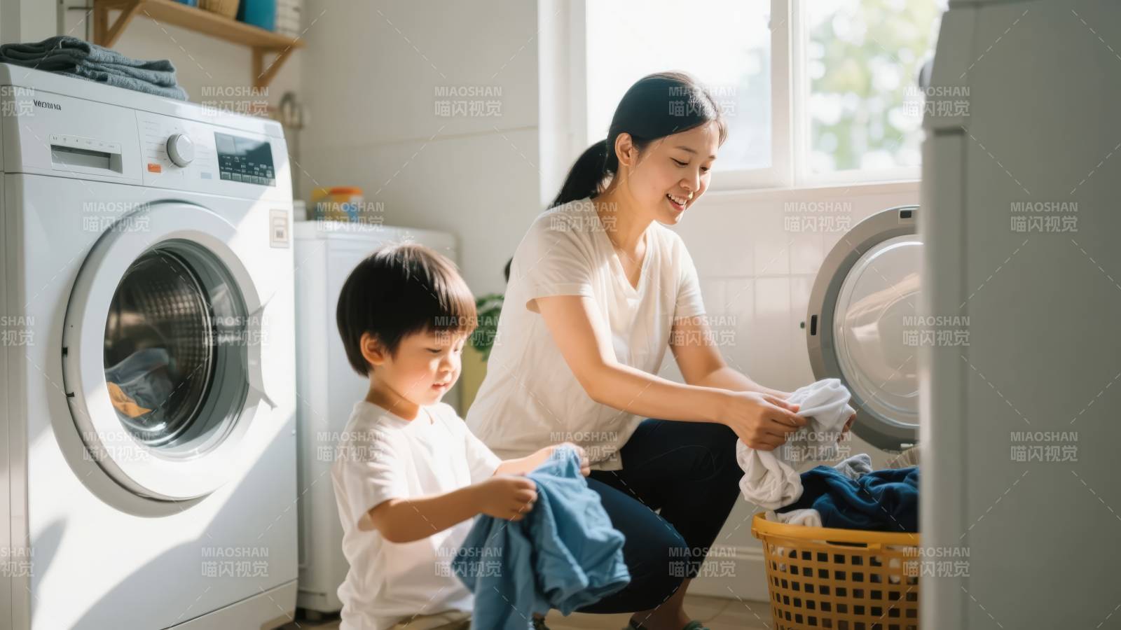 母子洗衣温馨时光图片