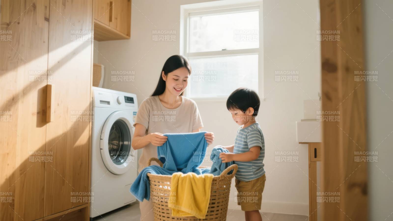 母子共洗衣物图片