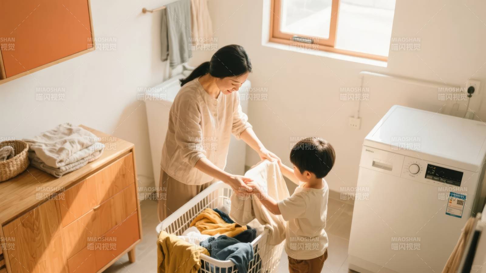 母子共洗衣图片