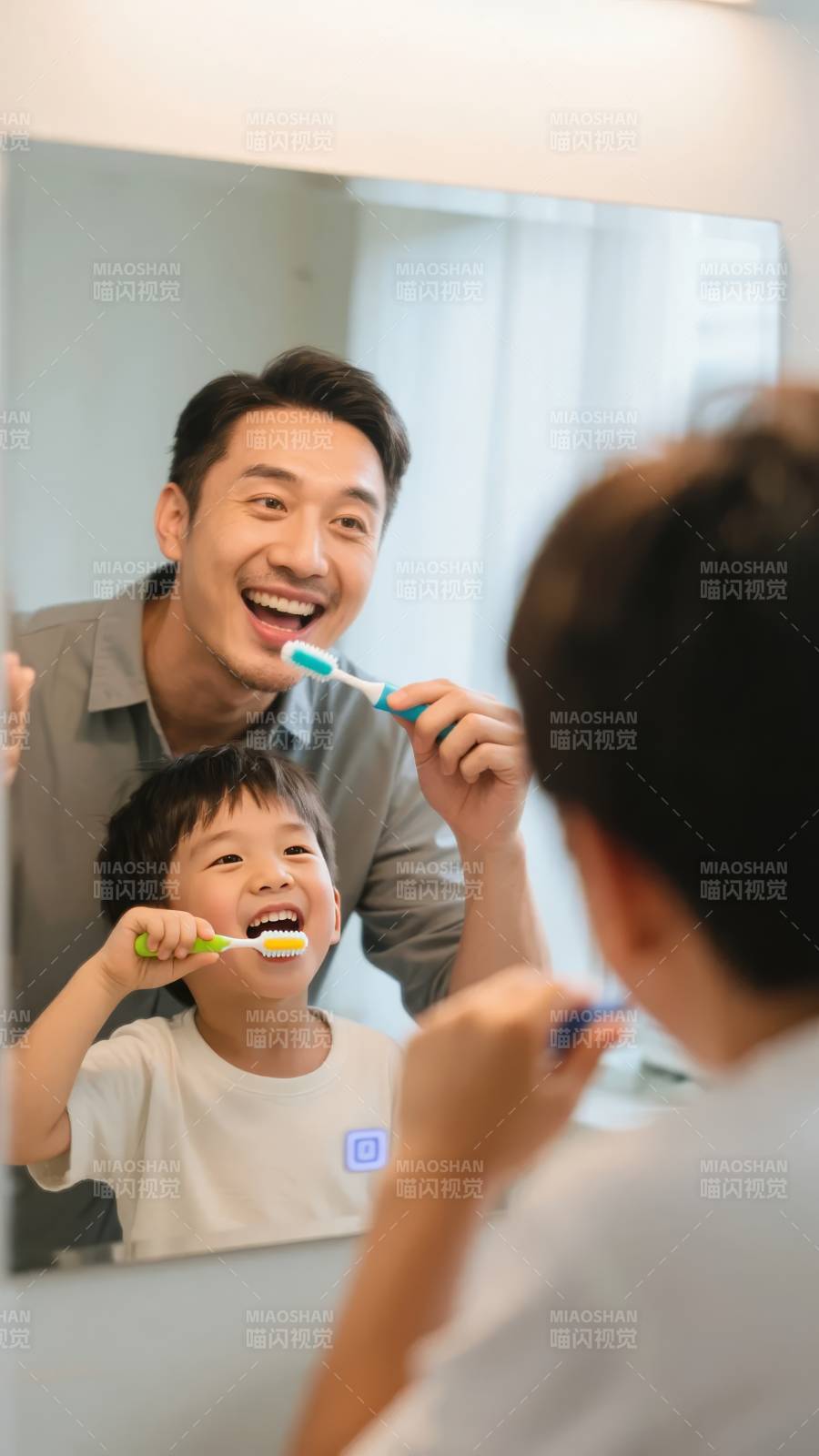 父子共刷牙 笑容满镜图片