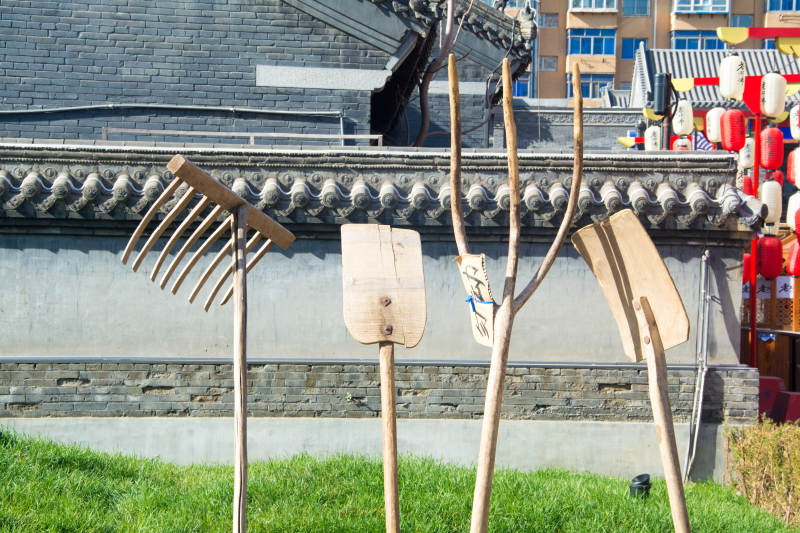 农具静立庭院中图片