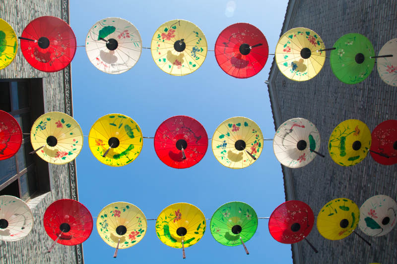 彩伞迎风飘图片