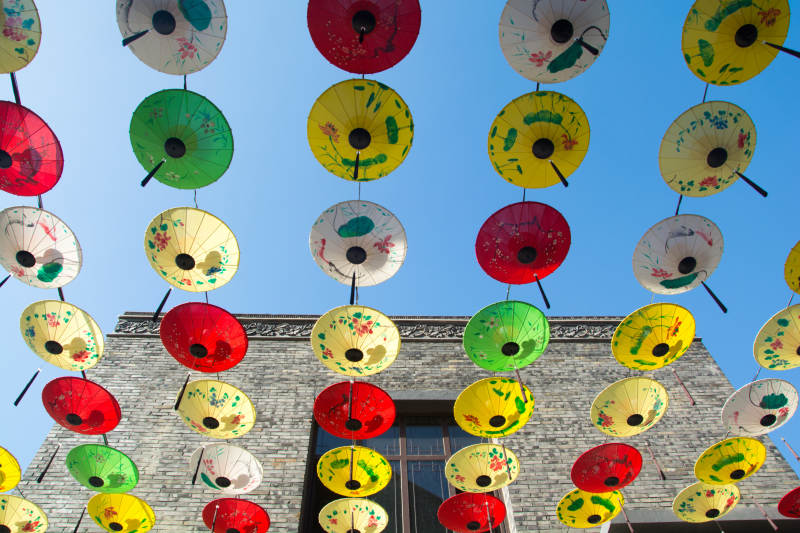 彩伞映蓝天图片