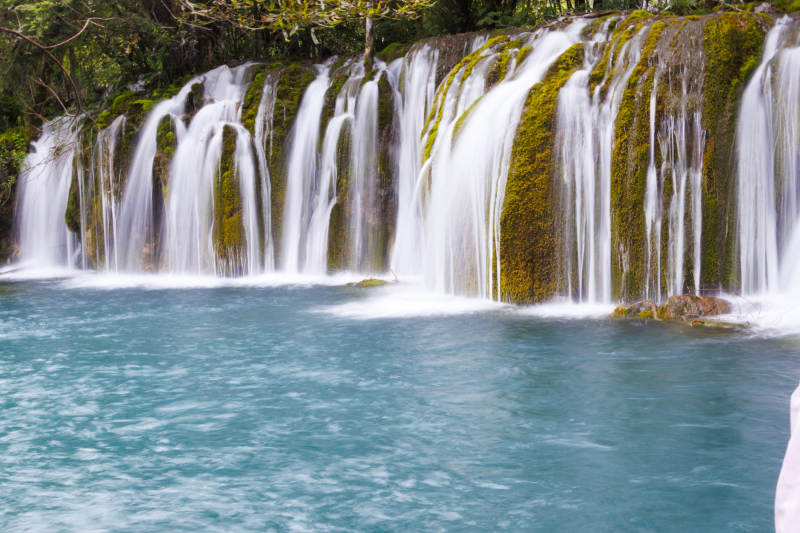 瀑布碧潭美景图片