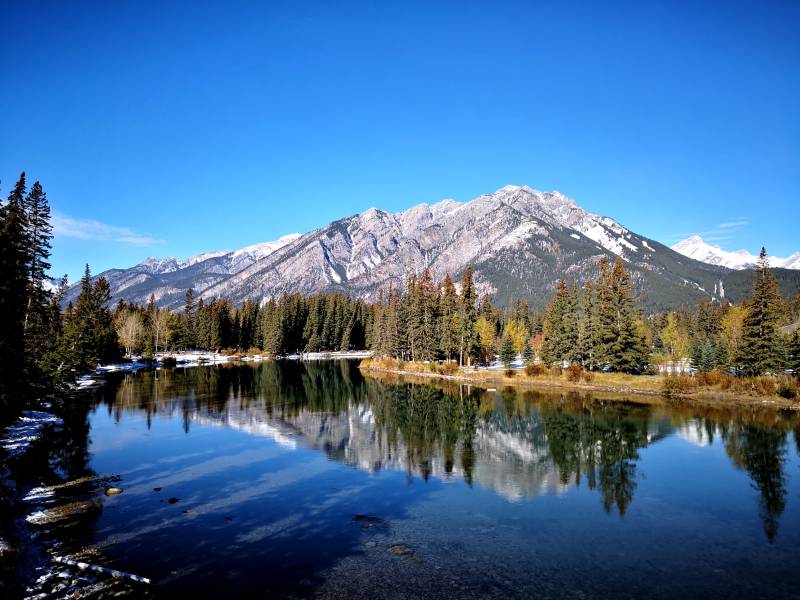 加拿大雪山倒影湖光山色图片