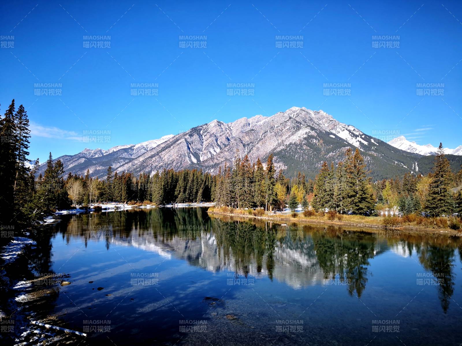 加拿大雪山倒影湖光山色图片