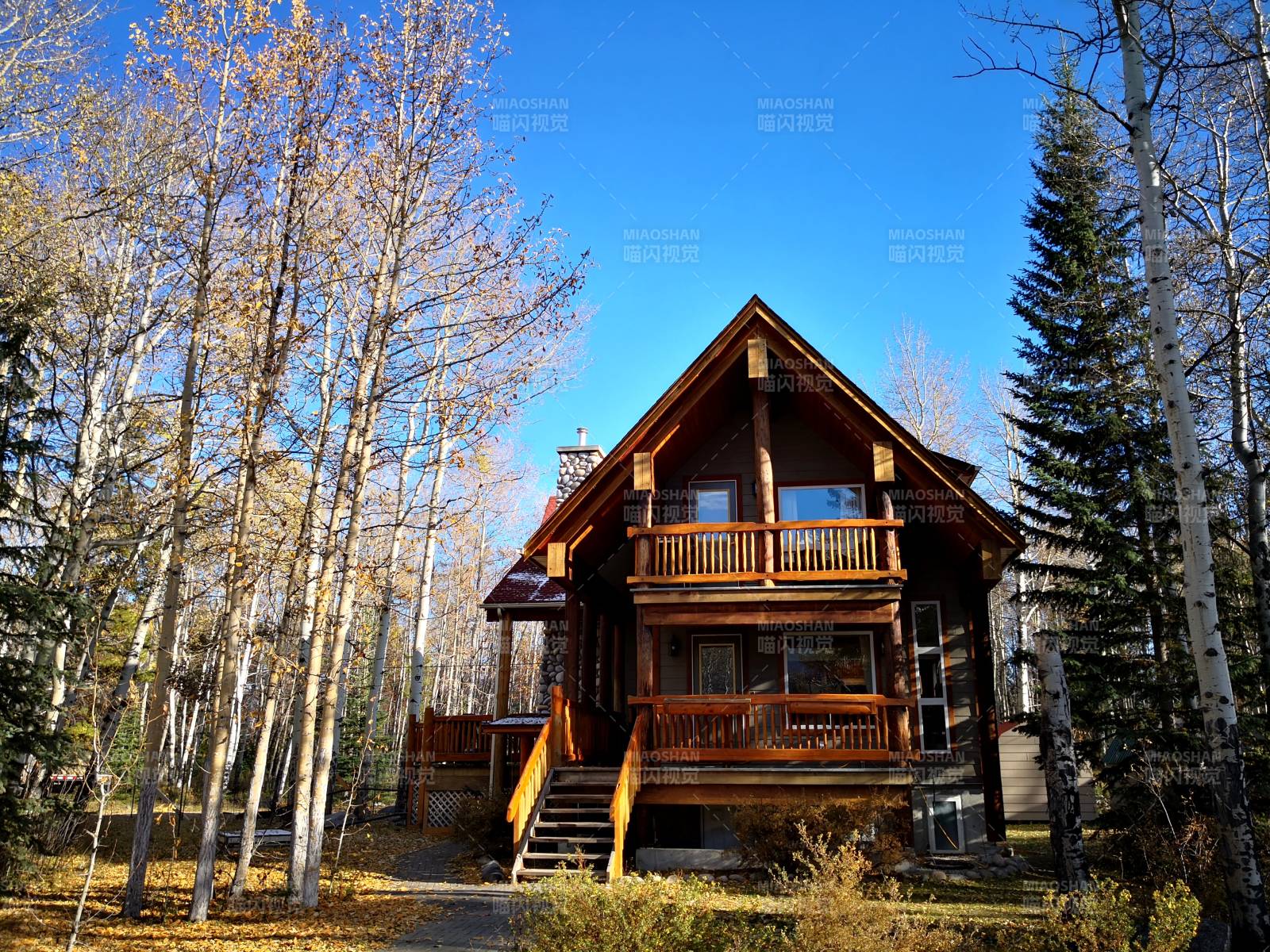 加拿大森林木屋秋景图片