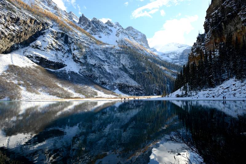 加拿大雪山倒影湖中图片