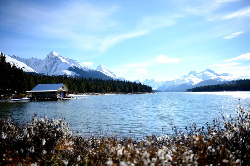 加拿大雪山湖畔小屋图片