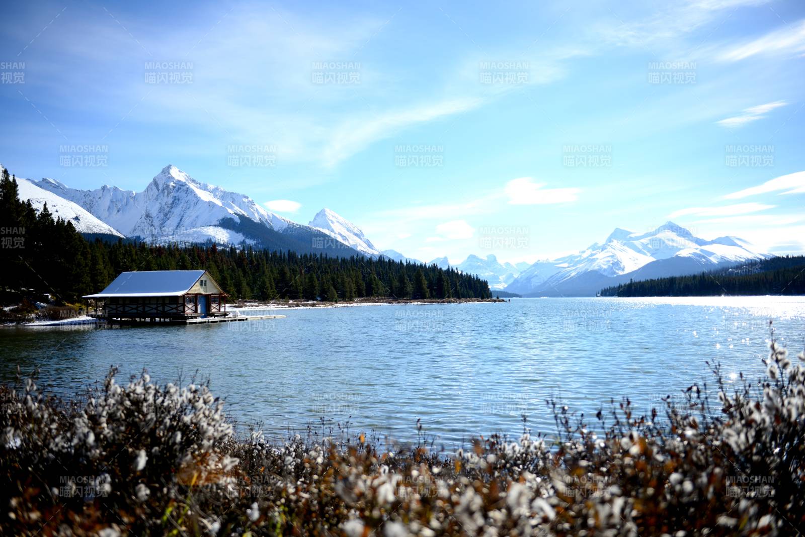 加拿大雪山湖畔小屋图片