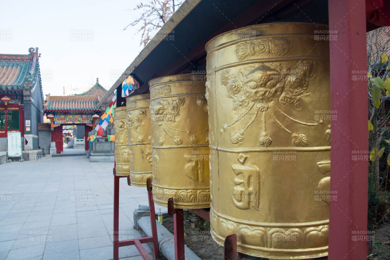 古寺转经筒静谧图片