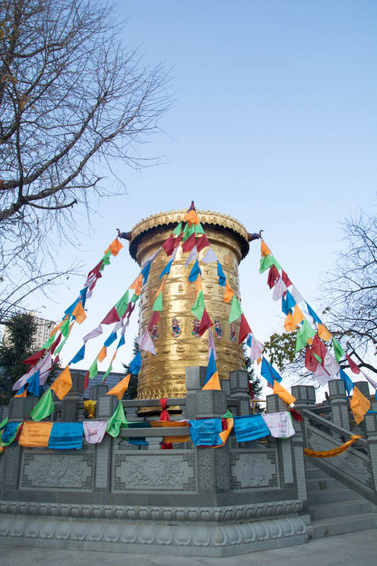 藏传佛教经幡迎风飘图片