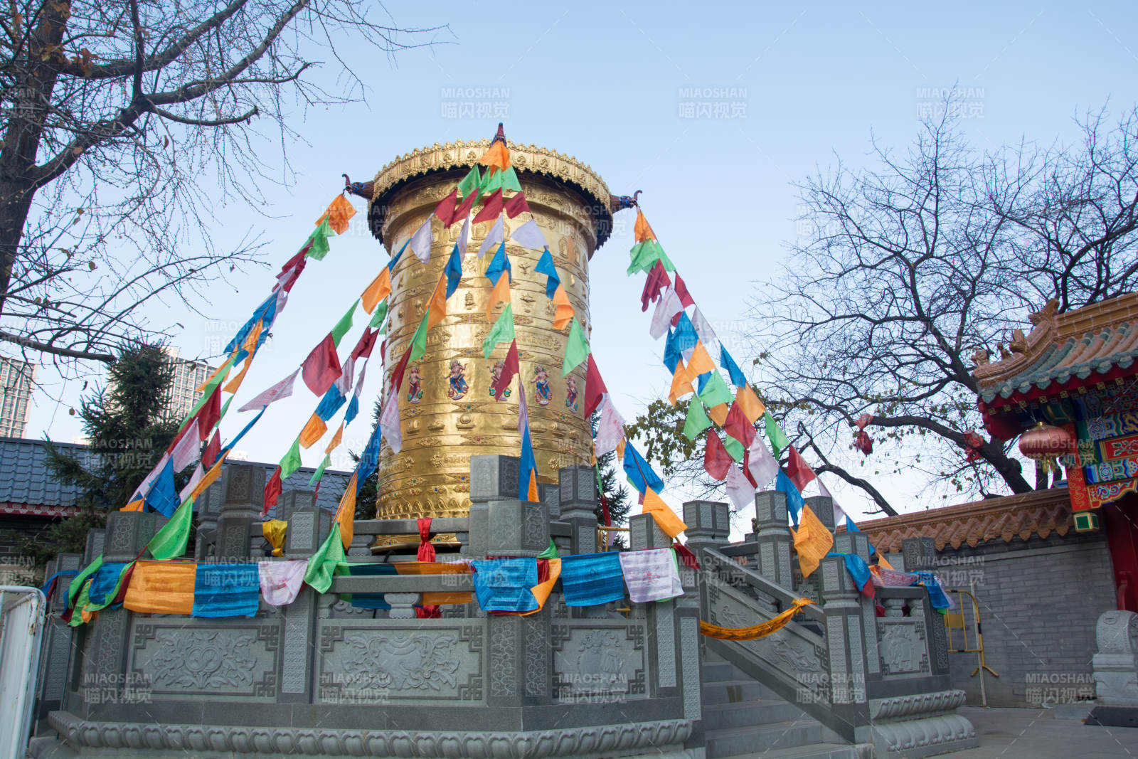 金色塔楼经幡飘扬图片