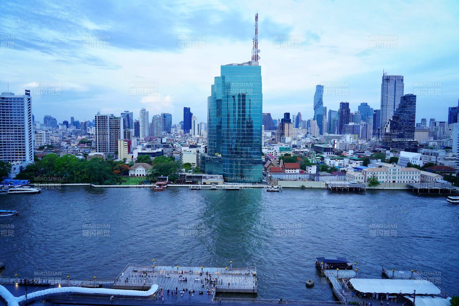 泰国城市天际线与河流图片