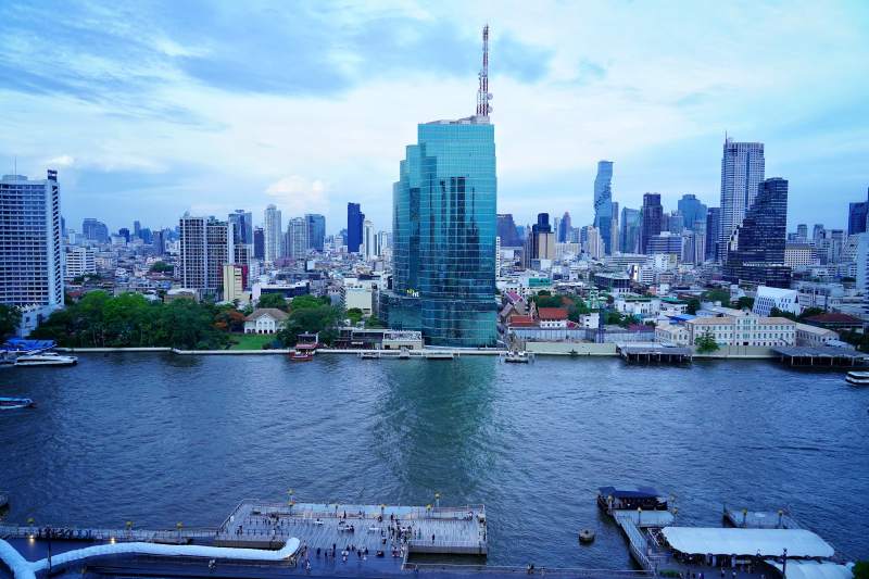 城市天际线与河流图片