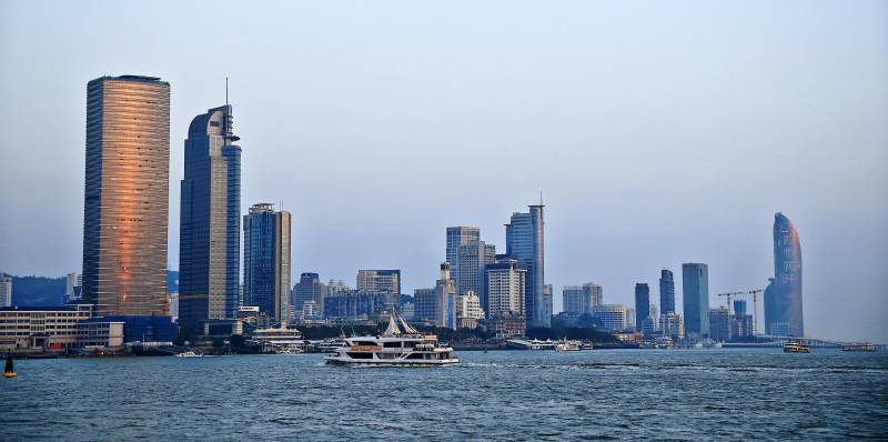 厦门的城市天际线与海景图片