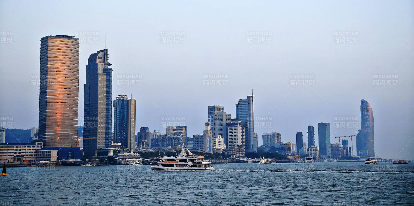 厦门的城市天际线与海景图片