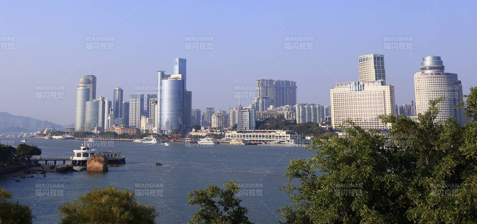 厦门的城市天际线与海景图片