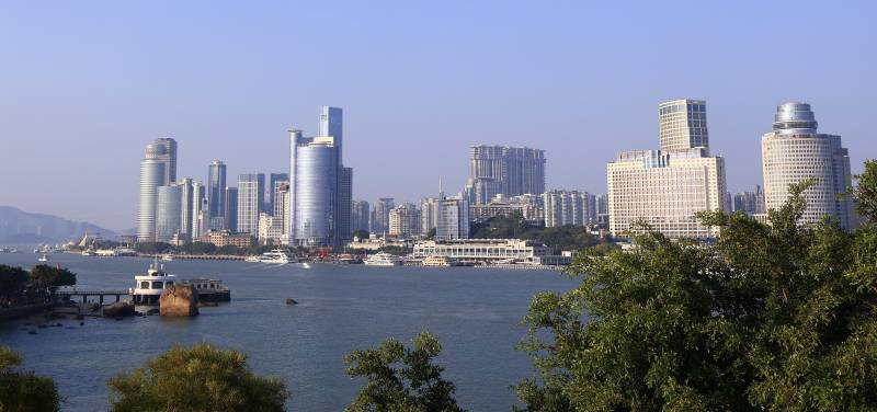 厦门的城市天际线与海景图片