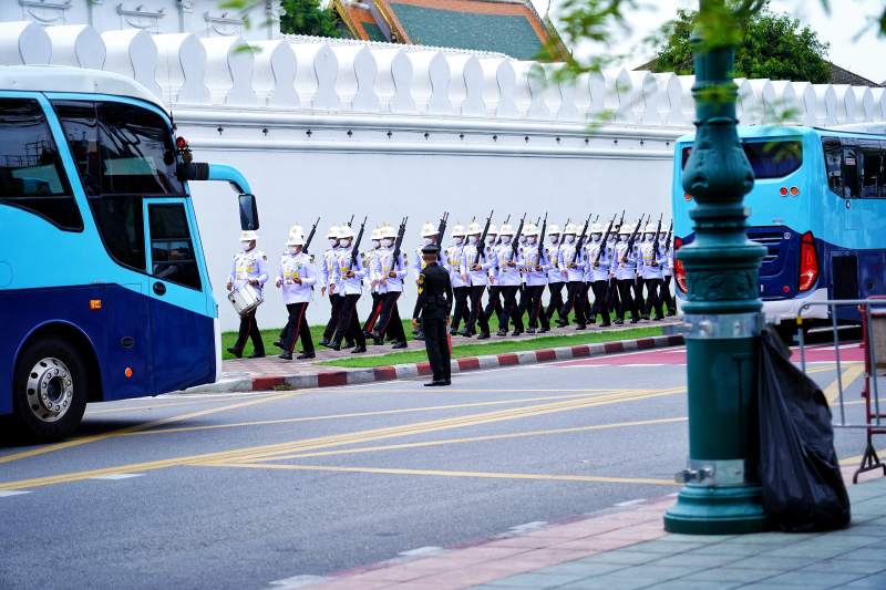 仪仗队列队行进图片