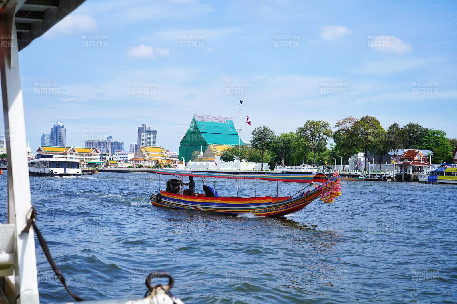 泰国水上长尾船游景图片