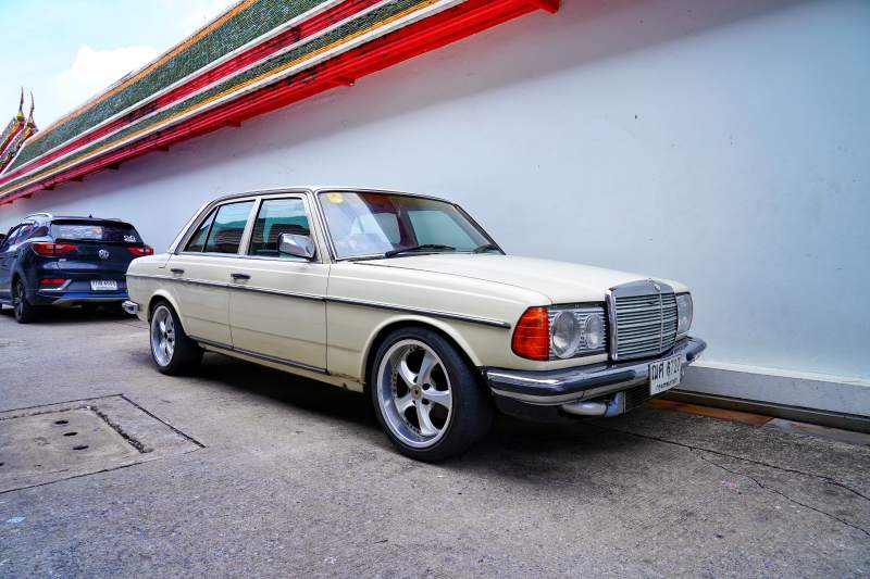 经典奔驰轿车停放图片