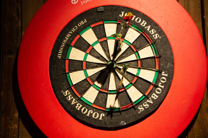 飞镖精准命中靶心图片