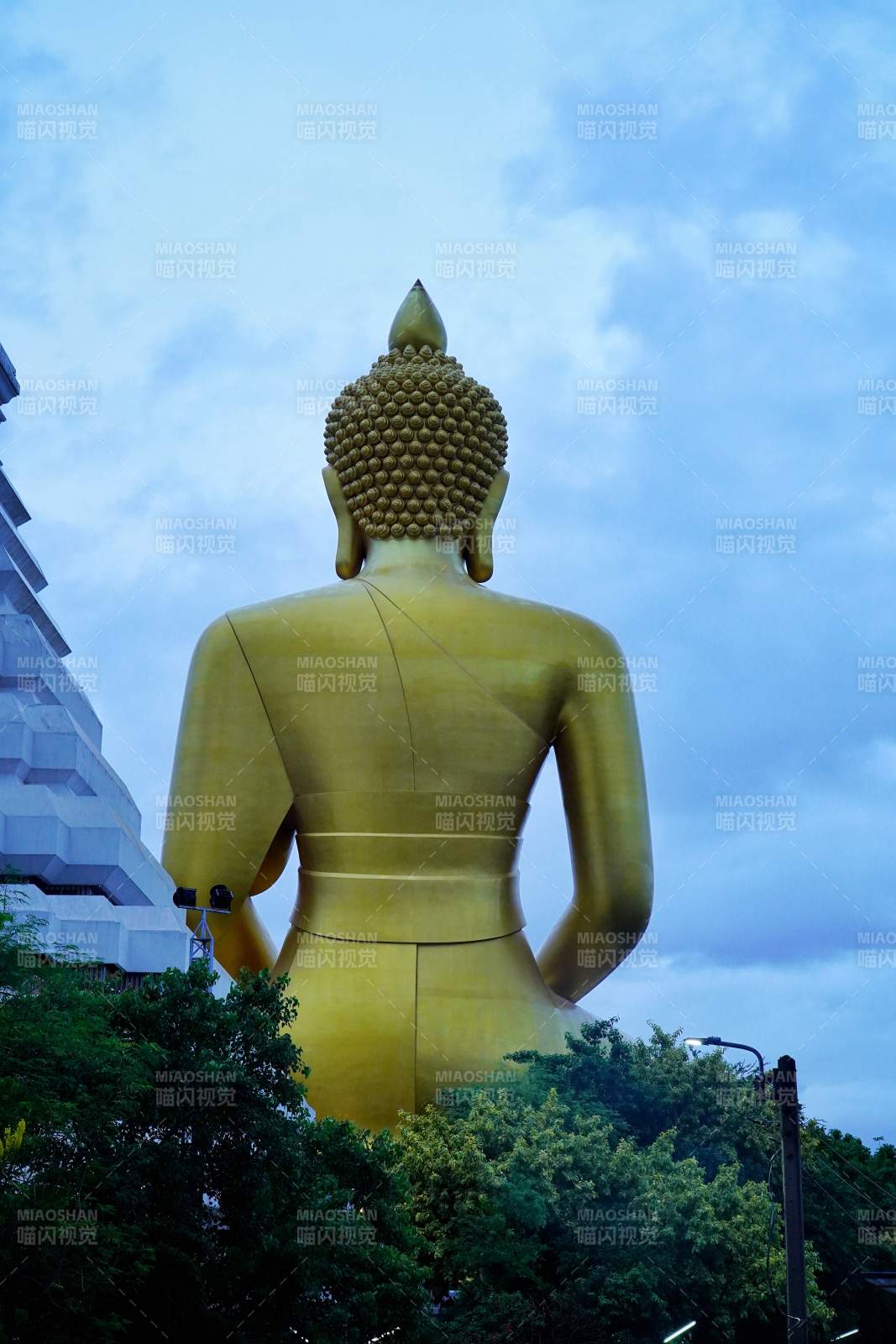 泰国金色佛像背影图片