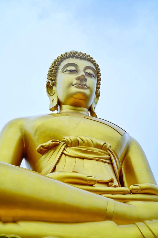 金色佛像静坐冥想图片