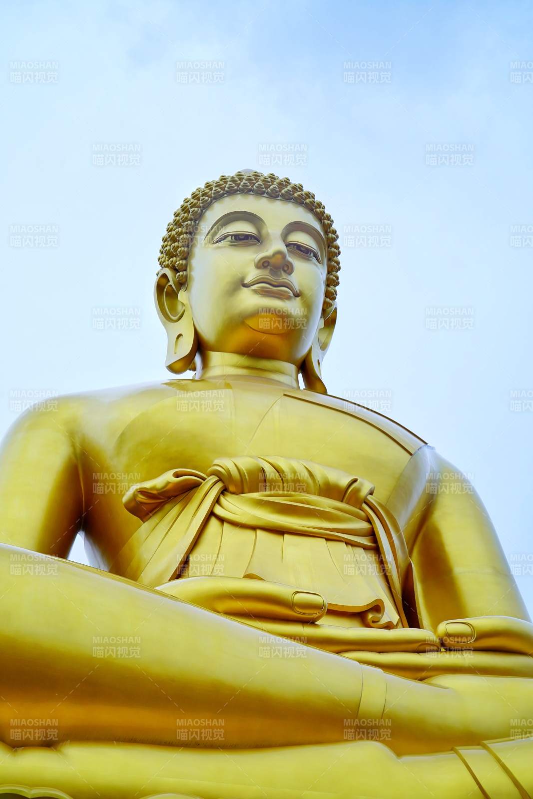泰国金色佛像静坐冥想图片