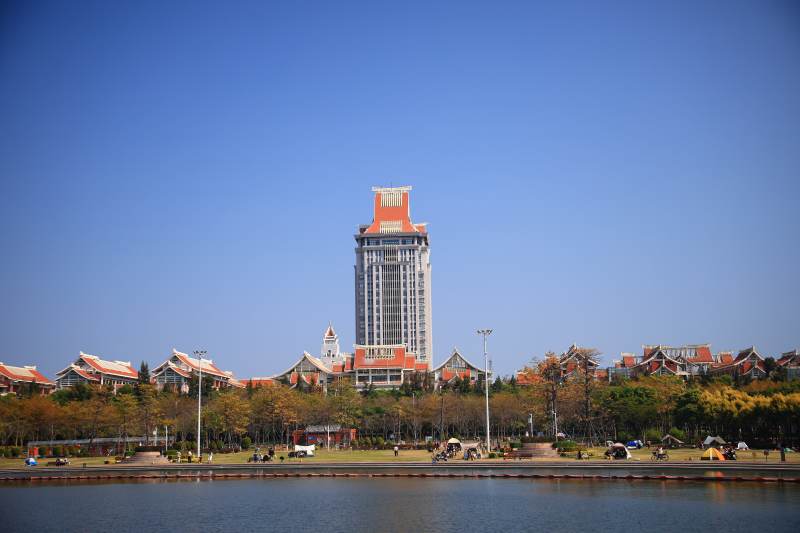 湖畔高楼映蓝天图片