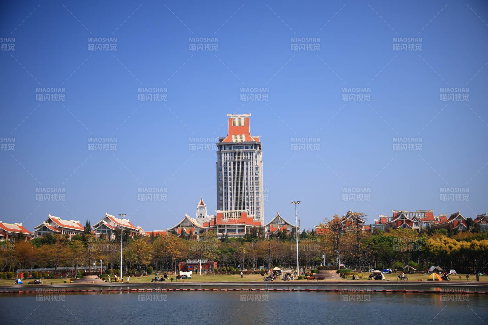 集美大学的高楼映蓝天图片