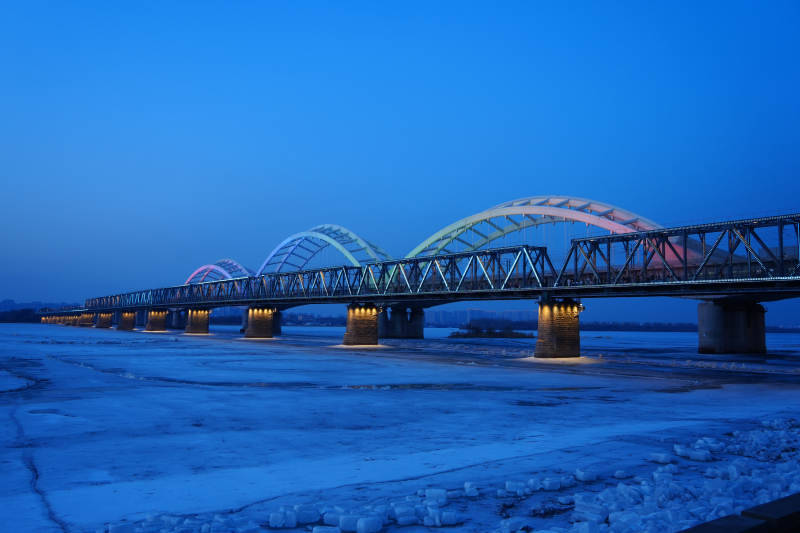 冰河夜桥光影图片