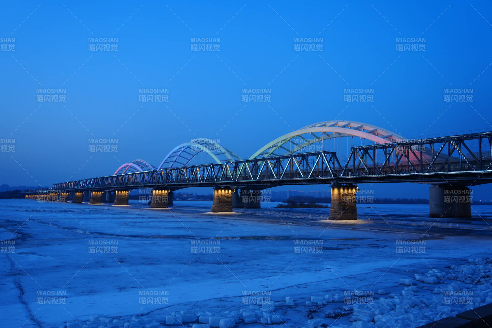 冰河夜桥光影图片